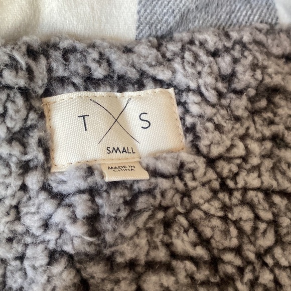 Grey Sherpa Vest, soft and fuzzy. Great condition - Picture 4 of 6